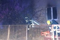 Ženu vynesli z hořícího domu: Oživit se ji nepodařilo