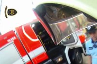 Pohotový řidič trolejbusu: Spatřil kouř z domu, zastavil a běžel hasit