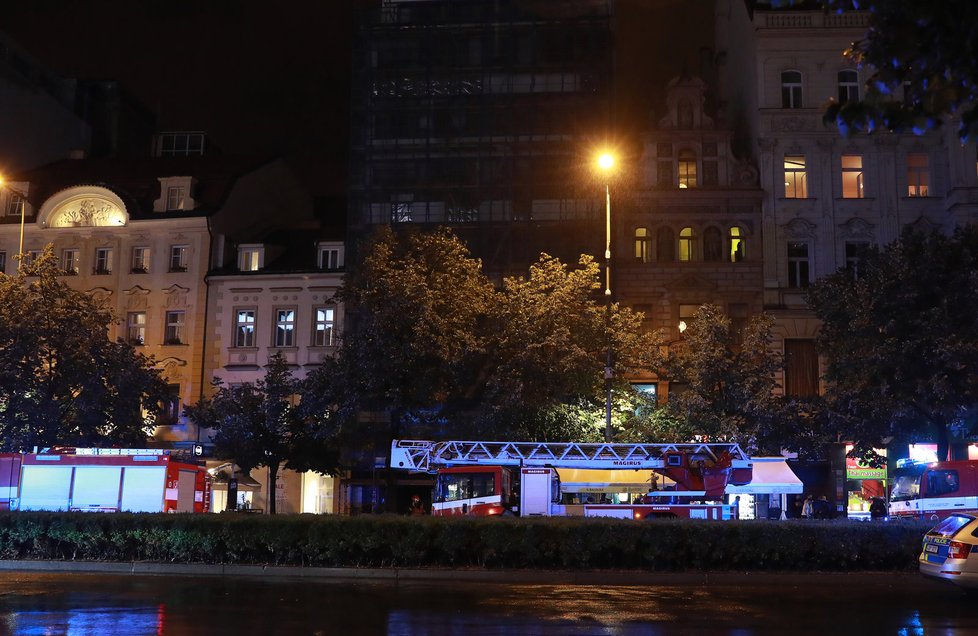 Hasiči před půl jedenáctou večer pustili hosty do hotelu pro své osobní věci.