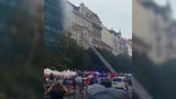 Na Václavském náměstí hořel hotel Juliš: Hasiči evakuovali asi 70 hostů 