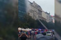 Na Václavském náměstí hořel hotel Juliš: Hasiči evakuovali asi 70 hostů