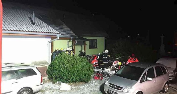 Požár rodinného domu ve Valchově vyhnal z domu všechny 4 jeho obyvatele.