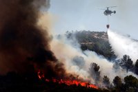 Španělsko dusí vedra i požár. Mrtvých je 10, ve Valencii vyhnal oheň tisíce lidí