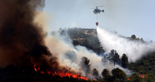 Španělsko dusí vedra i požár. Mrtvých je 10, ve Valencii vyhnal oheň tisíce lidí