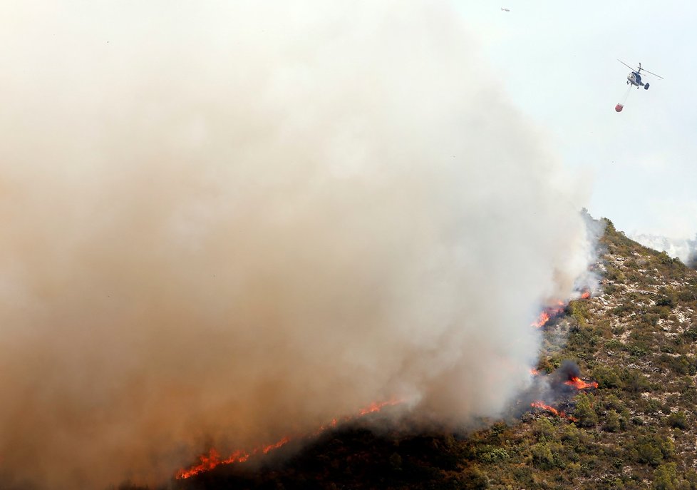 Na tři tisíce lidí už evakuovaly místní úřady kvůli lesnímu požáru, který se od pondělí šíří na východním pobřeží Španělska v regionu Valencie.