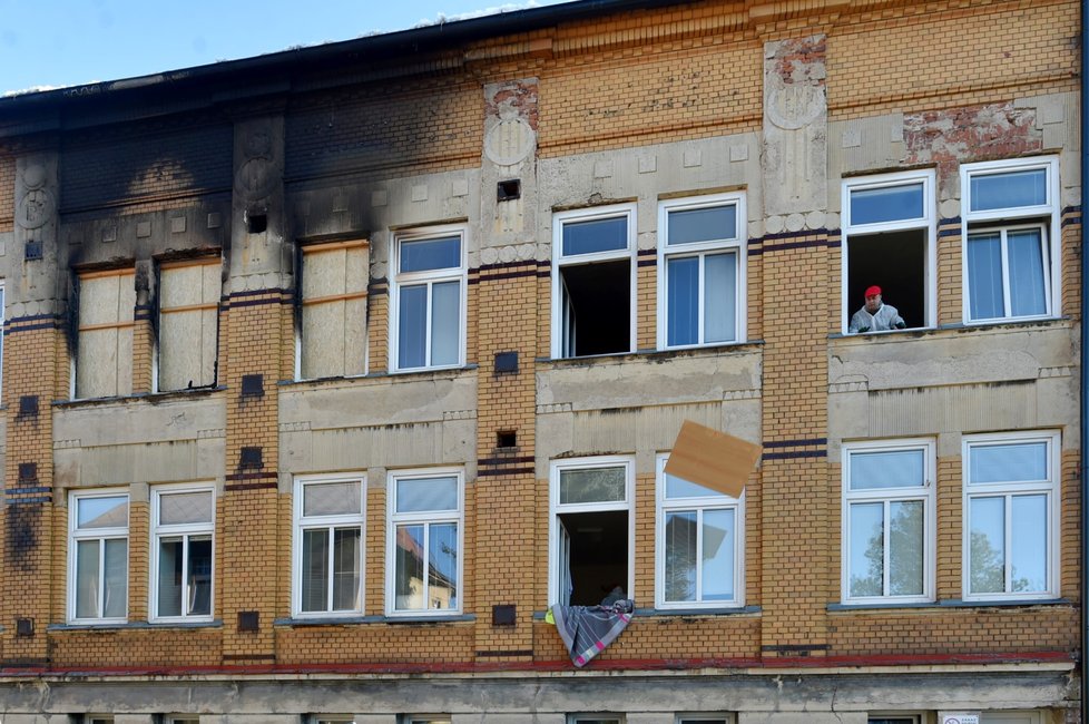 Ve vyhořelém domě ve Vejprtech začaly úklidové práce.