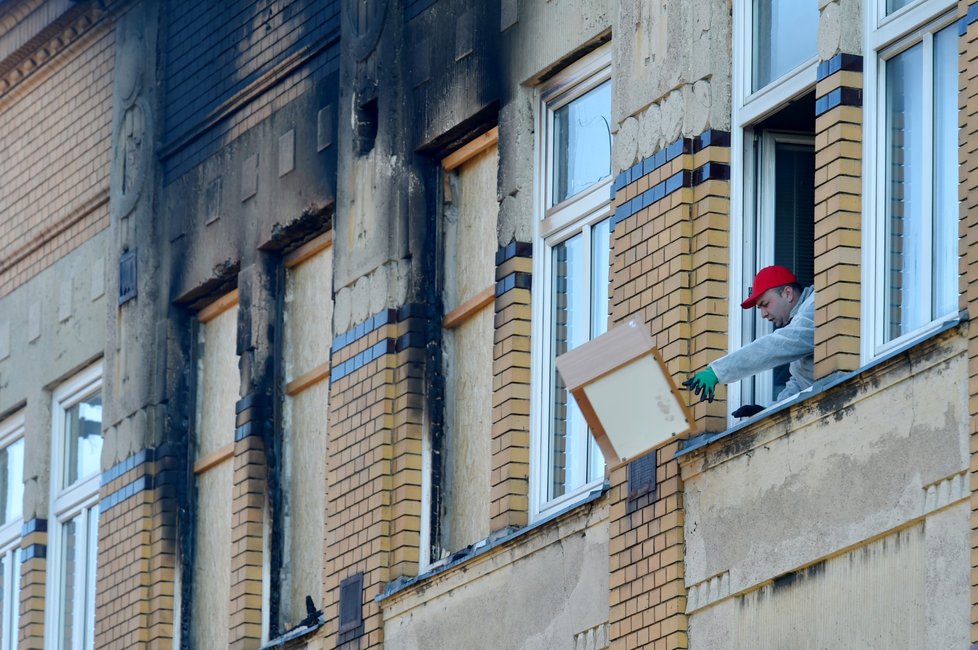 Ve vyhořelém domě ve Vejprtech začaly úklidové práce.