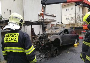 Ve Velké Chuchli uhořel v autě muž.
