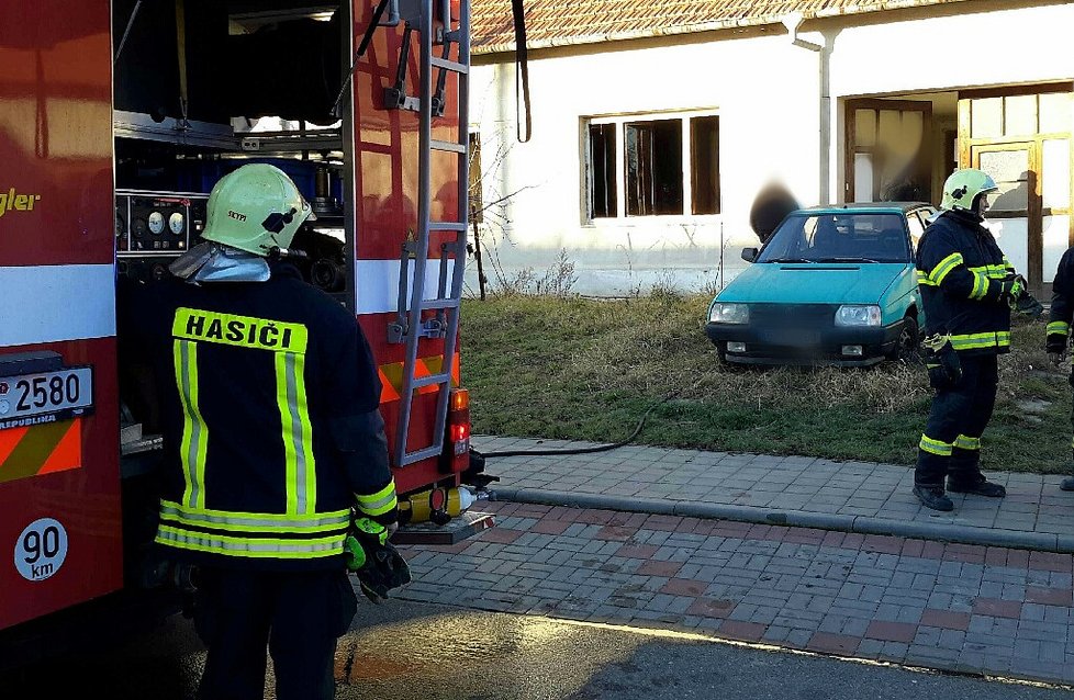 Hasiči našli při požáru rodinného domu ve Velkých Pavlovicích mrtvolu muže.