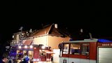Požár zničil rodinný dům: Z plamenů vyběhli 4 lidé, jednoho odvezli do nemocnice