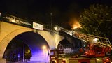 Noční požár u viaduktu: Zastavil desítky vlaků