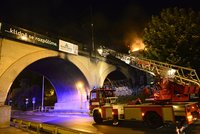 Noční požár u viaduktu: Zastavil desítky vlaků