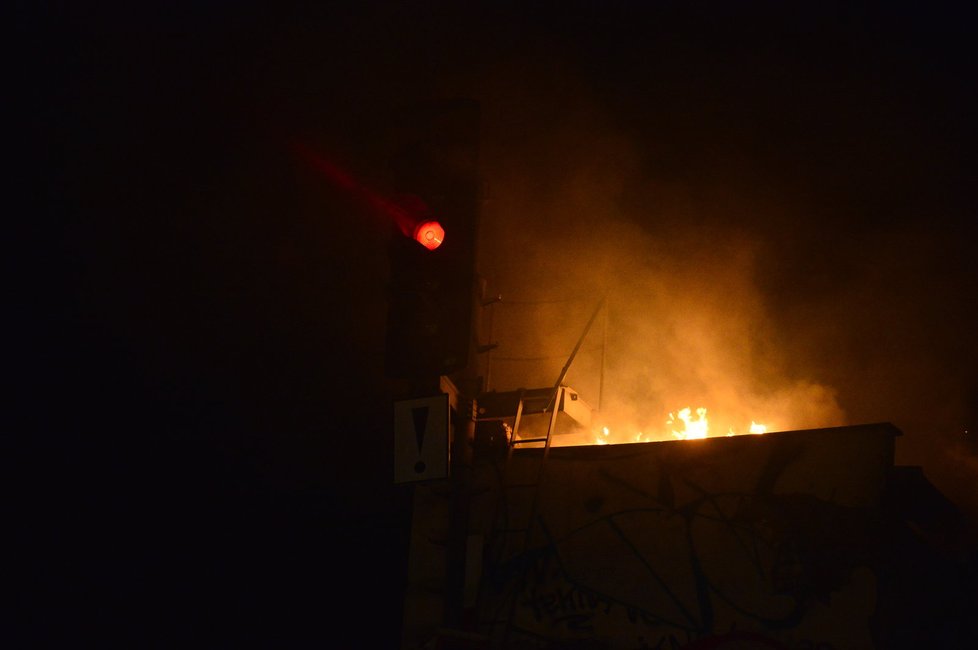 Večerní požár u Negrelliho viaduktu zastavil vlaky na Kladno.