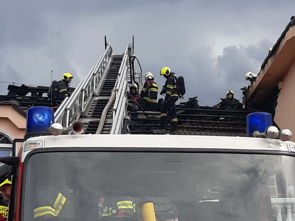 V Černošicích u Prahy v pátek 27. srpna 2021 hořela vila, škoda dosáhla deset milionů korun