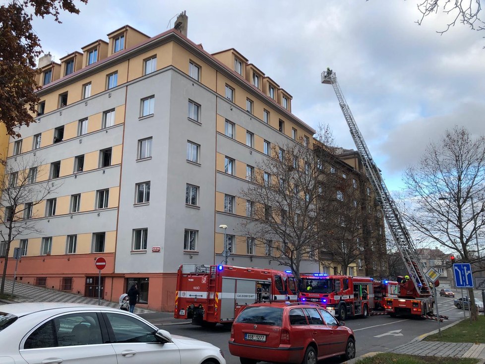 Hasiči na Vinohradech hasili požár bytu, museli evakuovat několik osob.