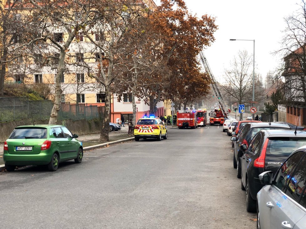 Hasiči na Vinohradech hasili požár bytu, museli evakuovat několik osob.