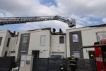 Pražští hasiči zasahovali u požáru solárního panelu na střeše rodinného domu. Oheň přeskočil na sousedící domy.