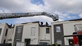 Pražští hasiči zasahovali u požáru solárního panelu na střeše rodinného domu. Oheň přeskočil na sousedící domy.