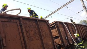 Na Litoměřicku hořely vagóny se dřevem: Kvůli požáru byl přerušen provoz na trati.