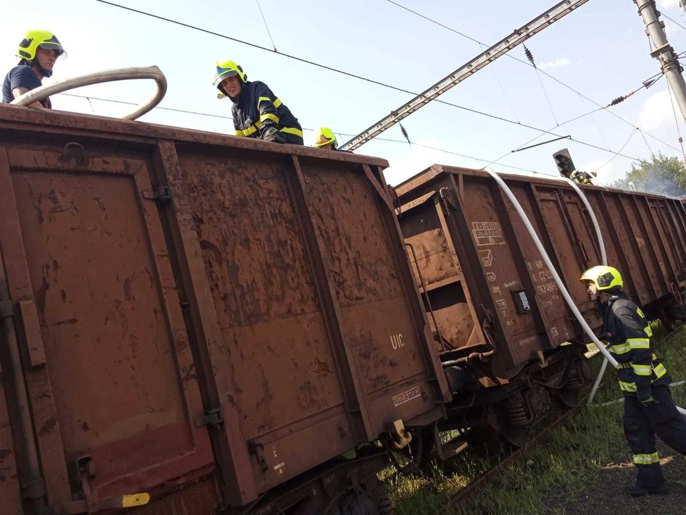 Na Litoměřicku hořely vagóny se dřevem: Kvůli požáru byl přerušen provoz na trati.