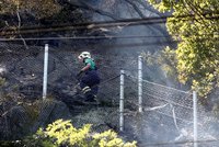 Obří požár na Ústecku zastavil vlaky z Prahy do Hamburku! Hasit pomáhal i vrtulník