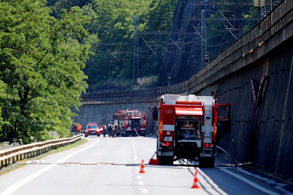 Rozsáhlý požár u trati zastavil vlaky z Prahy do Hamburku