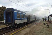 Požár vlaku na Brněnsku: Zapálil ho žhář! 40 lidí muselo rychle ven