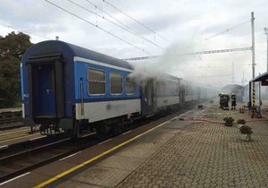 Ve Vranovicích zastavil vlak, jeden z jeho vagonů začal hořet.