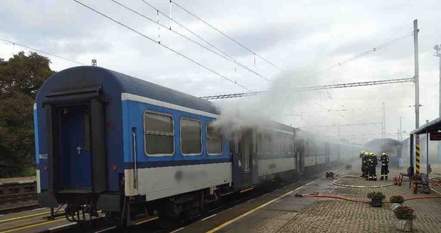 Požár vlaku na Brněnsku: Zapálil ho žhář! 40 lidí muselo rychle ven 