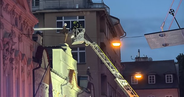 Noční požár v centru Prahy: Hasiči museli povolat do akce výškovou techniku