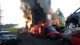 Na Frýdecko-místecku hořelo vrakoviště. Hasiči potřebovali sedm cisteren s vodou.