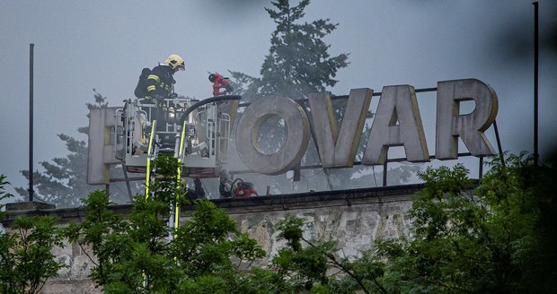 Ve Vratislavicích na Liberecku hoří pivovar: Hasič propadl střechou!
