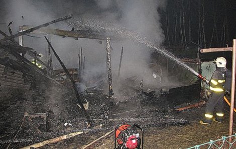 Zavražděné milence našli hasiči ve spáleništi chatky.