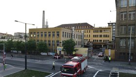 Požár ve Vršovicích: Hořela střecha Koh-i-nooru, na místě zasahovala i chemická jednotka