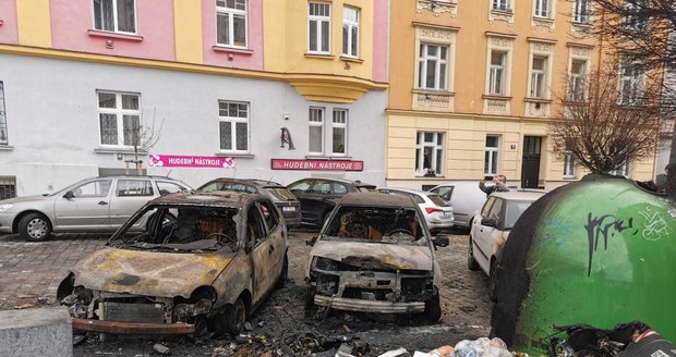 Požár ve Vršovicích poškodil tři auta.