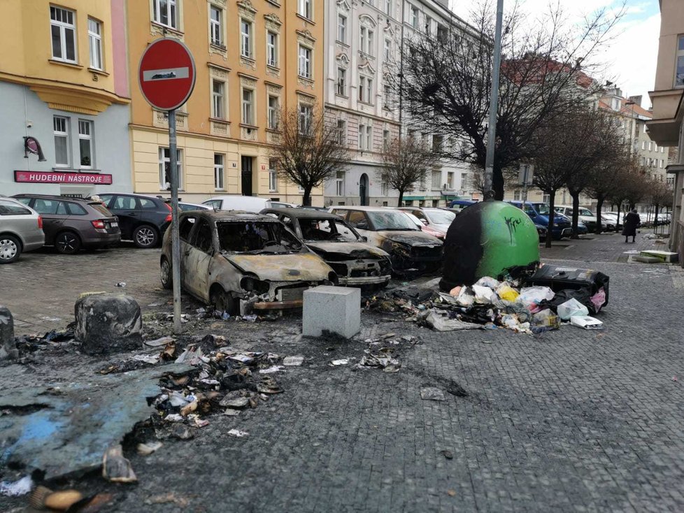 Požár ve Vršovicích poškodil tři auta.