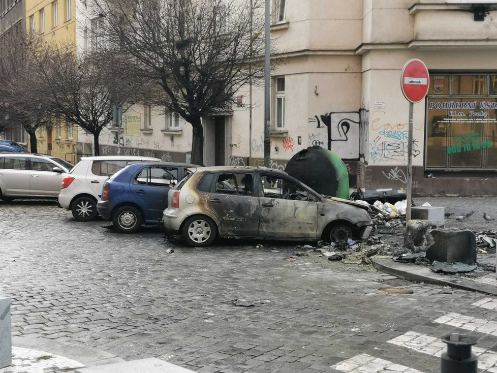 Požár ve Vršovicích poškodil tři auta.