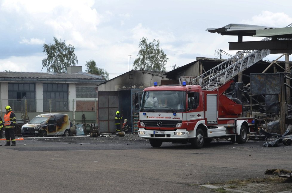 V Plané na Tachovsku vybuchl sklad propanbutanových lahví, hasiči místo stále sledují.