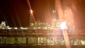 V litvínovské chemičce došlo k výbuchu: Čtyři lidé se zranili, na místě vypukl požár 