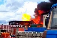 Výbuch plynu v Plané: Hořel sklad propanbutanových lahví, jeden mrtvý