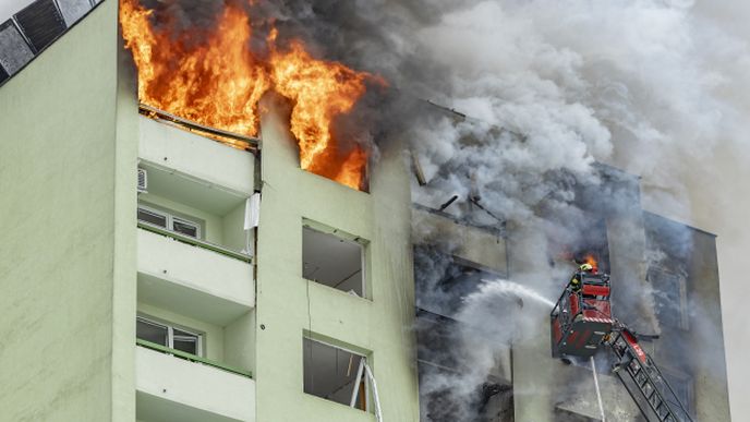 Požár bytového domu ve slovenském Prešově. Pravděpodobnou příčinou nehody byl výbuch plynu.