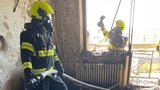 Ve Vyškově hořel byt v paneláku: Dva lidé skončili v nemocnici, 12 vyvedli hasiči