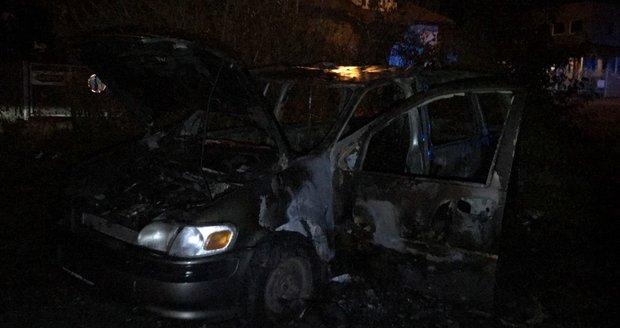 V pražských Vysočanech hořelo auto.