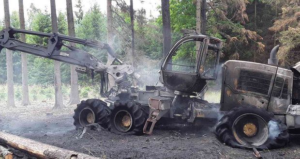 Na Vysočině shořel zemědělský stroj