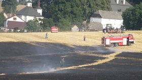 Hasiči požár, který ohrožoval nedalekou vesnici, naštěstí zvládli včas uhasit.