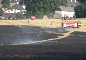 Hasiči požár, který ohrožoval nedalekou vesnici, naštěstí zvládli včas uhasit.
