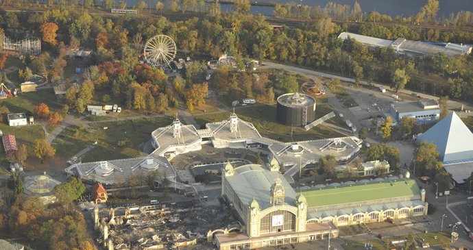 Letecký pohled na vyhořelý Průmyslový palác