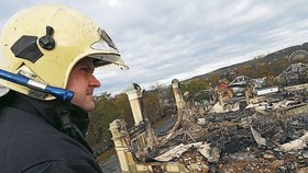 Na místě levého křídla secesní památky zbyly jen ohořelé zdi. V nich hasiči hledali důkazy, proč ohromný požár vznikl