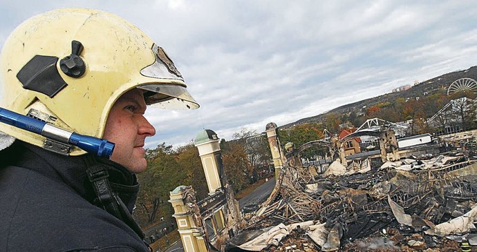 Na místě levého křídla secesní památky zbyly jen ohořelé zdi. V nich hasiči hledali důkazy, proč ohromný požár vznikl