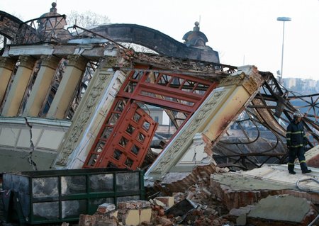 Trosky po požáru Průmyslového paláce